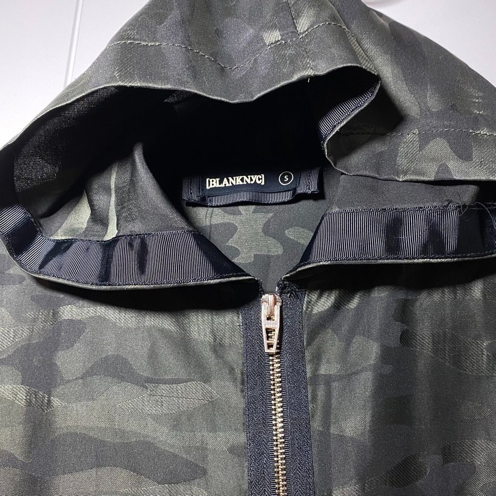 Blank NYC High-Low Windbreaker Camouflage Satin Hooded Jacket Size S - Picture 3 of 10
